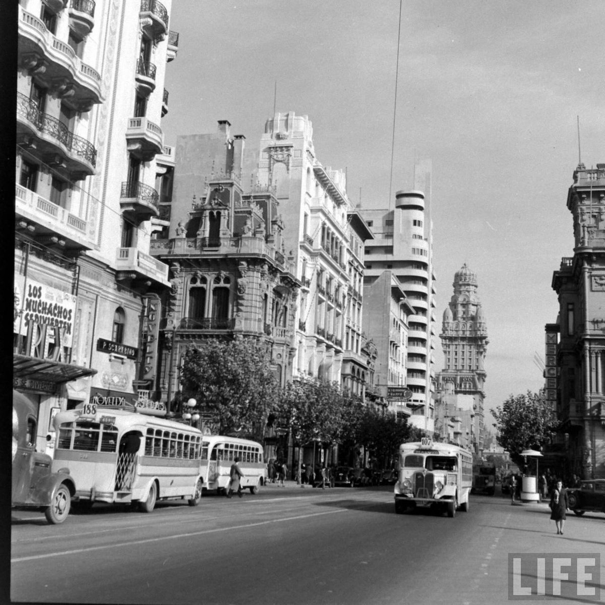 NicoMernies's tweet photo. ¡Que linda Montevideo! 🤩🔙

🎞️ Hart Preston en 1941 para revista Life de 🇺🇸 https://t.co/VQRrnjohVU