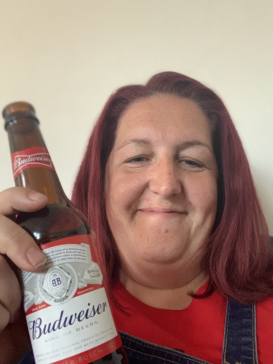 ClaireB_UK's tweet photo. Changing it up this evening. Normally a #gingirl but having a #Budweiser as it’s a bank holiday. Have a great evening. https://t.co/3Nov0gIjia