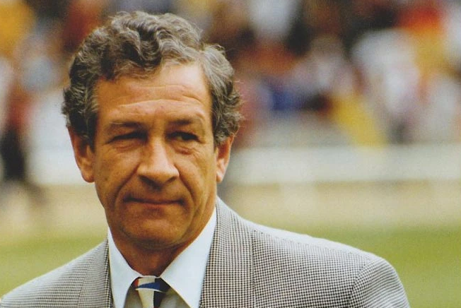 Estos últimos días leí sobre la vida de Danny Bergara. Un uruguayo que fue el primer extranjero* en ser director técnico en la cuna del fútbol, Inglaterra. Abro hilo para contar algo de su historia ahora que mi hija se fue a dormir. De verdad, una vida increíble.
