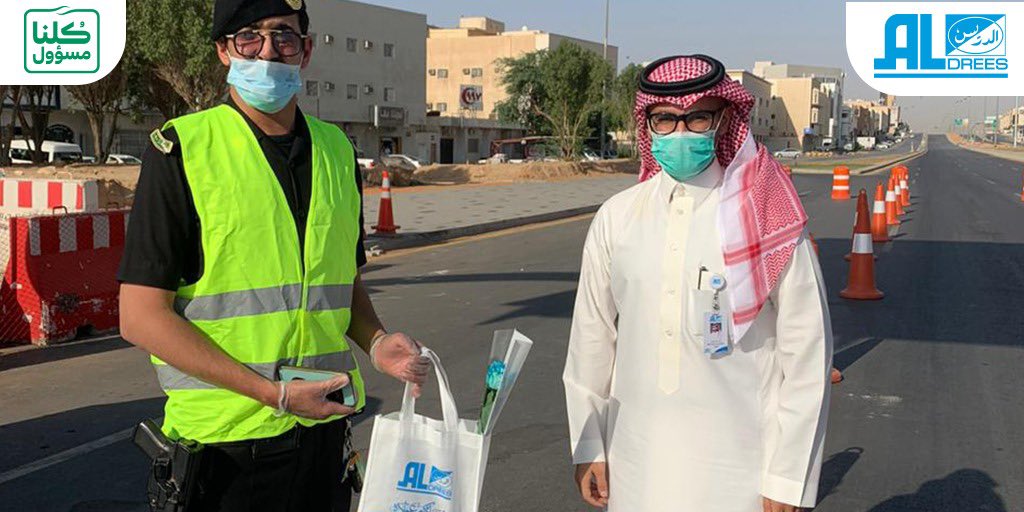 AlwatanNews24's tweet photo. شباب #الدريس يعايدون #ابطال_الامن و #ابطال_الصحة بطريقتهم الخاصة بحسهم الوطني ومسؤوليتهم الاجتماعية.
.
@aldreescompany
#aldrees https://t.co/QTi6T3mbbu