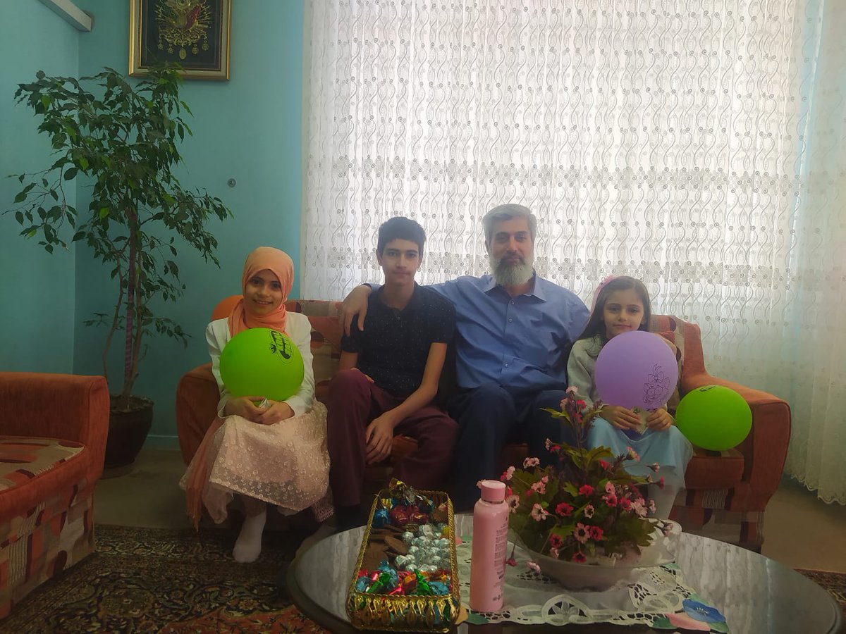 <a href="/alparslankuytul/">Alparslan Kuytul</a> Hocam ve çocuklarla gündüz sizler için bu fotoyu çekmiştik. Şimdi cenaze işlerimiz var ama bu geceye bu fotoyu bırakayım.. Tüm Din kardeşlerimizin Bayramı mübarek olsun..

HayırlıBayramlar Hocam