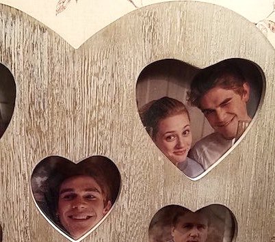 HD version of heart shaped frame with both Archie’s and Barchies pics