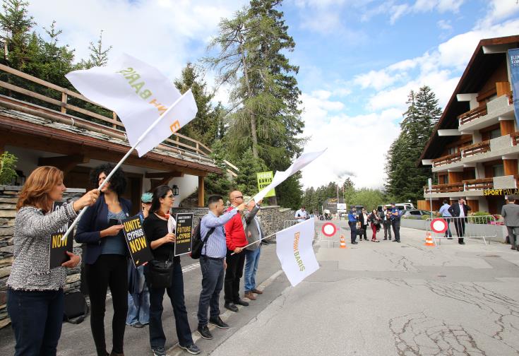 (9) #Stelios denen bu zengin züppe,  #Kıbrıs Türklerinin bir kısmını parasıyla öyle bir yönetir ki, Cumhurbaşkanı Akıncı Avrupa'da Crans Montana'da Rum liderle görüşürken, uçak içine Türkleri doldurup, görüşme yapılan yere indirip,ellerine  #unitecyprusnow pankartlarıyla bağırtır