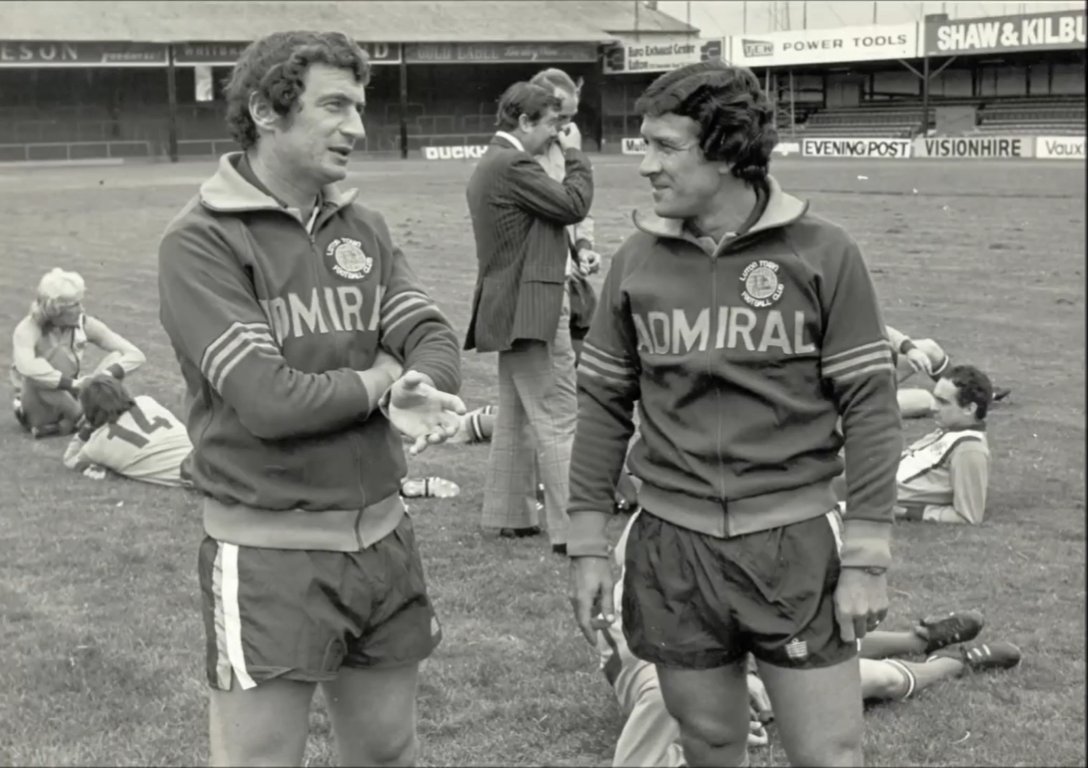 Cerca de donde vivían, jugaba el Luton, y por un primo de la mujer llega al DT y le pide entrenarse para “estar en forma”. Obviamente le dijeron que no pero se hizo amigo de alguien del cuerpo técnico, Paddy Sowden que le consigue un lugar para entrenar a las formativas.