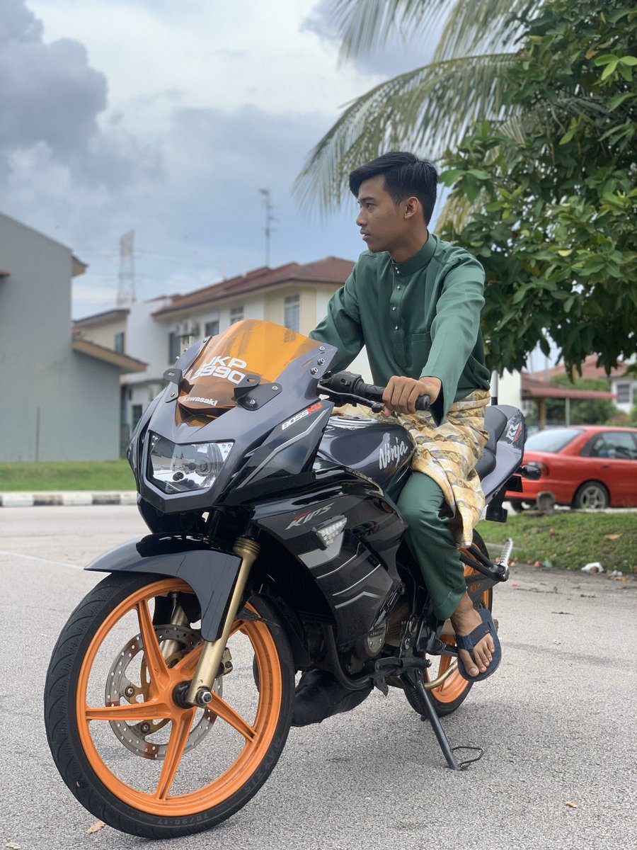 aimankewtuu's tweet photo. selamat hari raya💚 https://t.co/2fRbaA5hBk