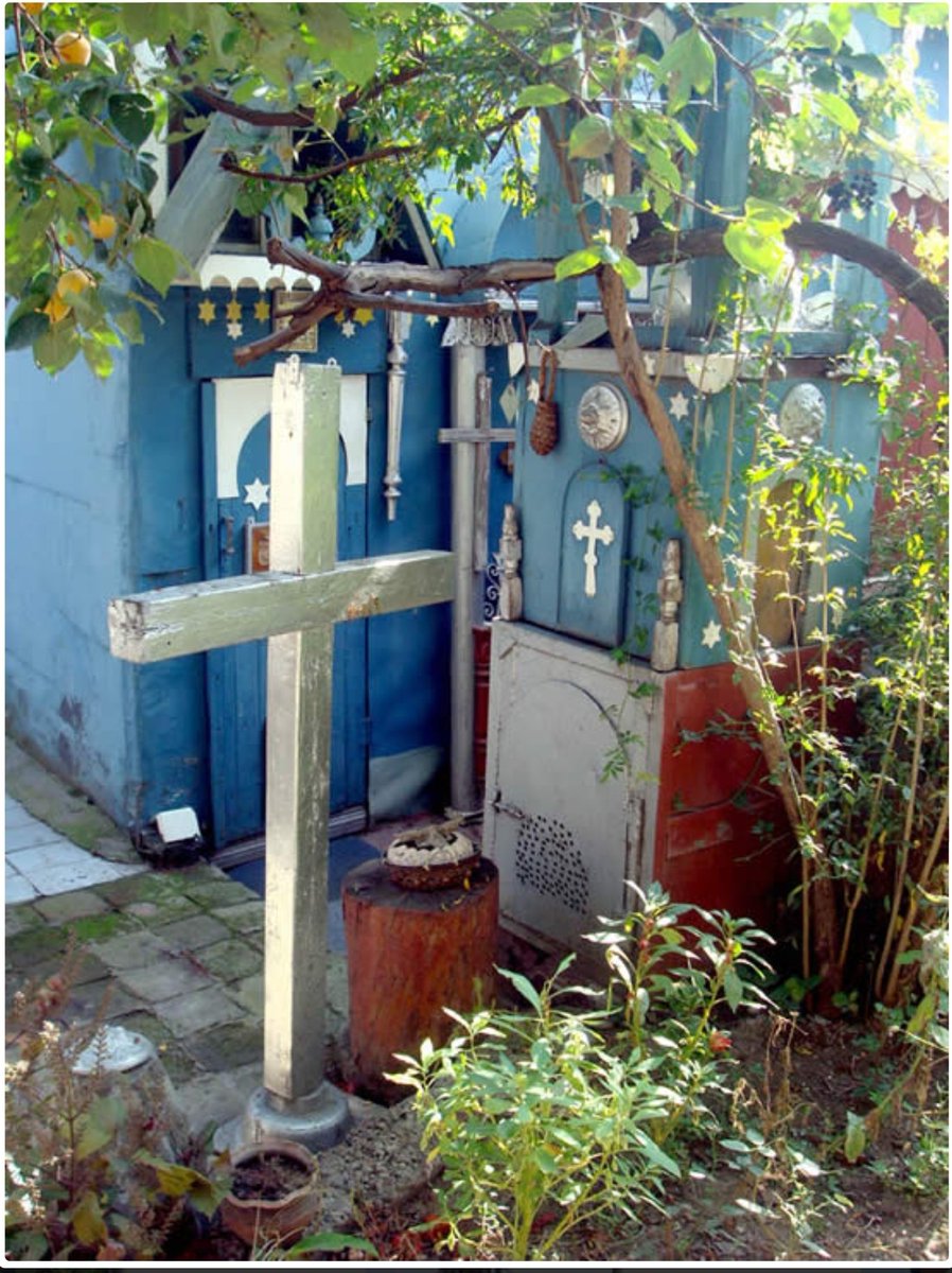 Entre 1952 et 1962, dans la cour de sa maison, il construit de ses propres mains et sans aucune aide une petite église. Les parois étaient recouvertes des icônes qu'il récupérait depuis son enfance. Les autorités détruisent plusieurs fois mais il reconstruit chaque fois.