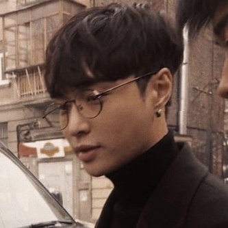 the way all black fit + turtle neck + glasses yixing hits a different typa way???