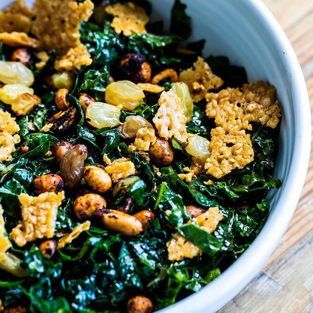 Welcome back @oddduckaustin !
7 days a week! We are now open for dinner 7 days a week for curbside pick up. This here is a Kale Salad with spicy peanuts & cheddar crisps. 📷 @dandeliongatherings

#kalesalad #atxeats #foodiecentral #austinchef #eateraustin #edibleaustin