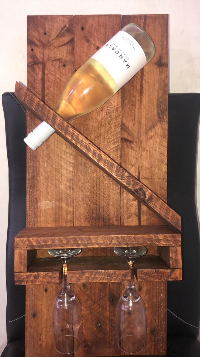 Roodricjs's tweet photo. Cn mi viejo estamos haciendo estos portavinos de madera, quedan muy copados como adorno para la casa! Además puede ser un excelente regalo (se acerca el día del padre) hay varios modelos,si estas interesado escribime al priv o número de teléfono 3412629111. Se agradece difusión✌️ https://t.co/3sbWhZyyWR