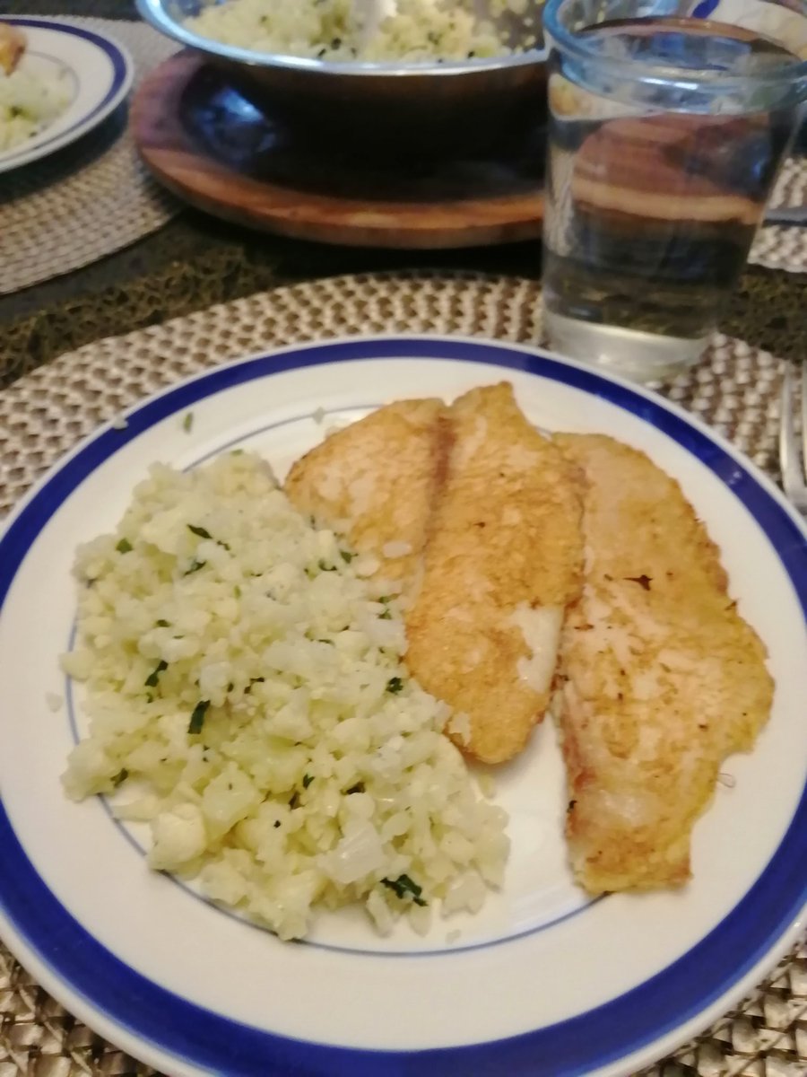 AdrianaZugo's tweet photo. Probé una nueva receta y si me gustó. Arroz de coliflor para acompañar un rico pescadito. Me uno al reto #zen28 de #Jeunesse 😃 para mejor hábitos alimenticios e incluir más actividad física. Una hr al día 6 días a la semana. A falta de mi carrera 👟 que extraño tanto #ZenBodi https://t.co/QGuwp2JO6n