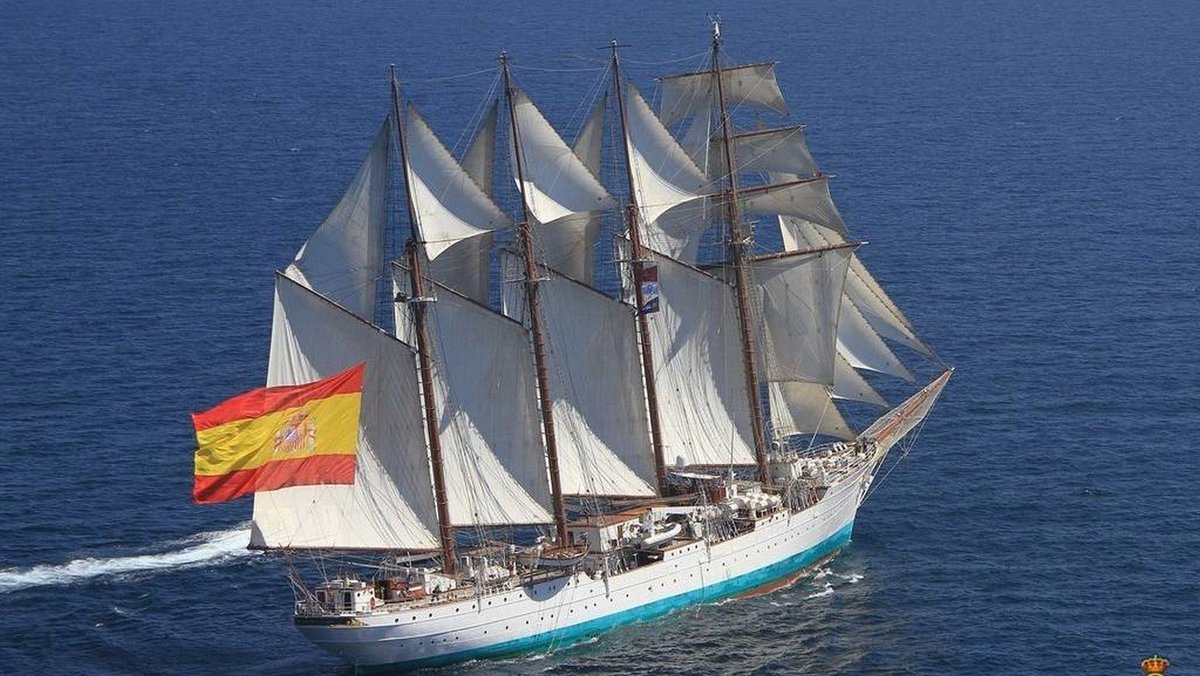 Todo el mundo hoy hablando de no sé qué de la bandera... Pues en pocos lugares luce como en el Juan Sebastián de Elcano.