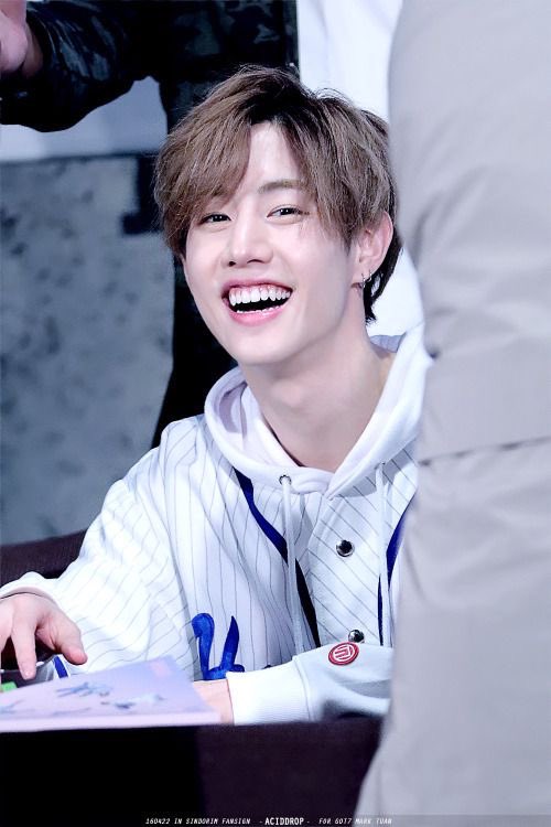 a thread of Mark Tuan smiling but his smile gets bigger as you keep scrolling  #got7    #MarkTuan