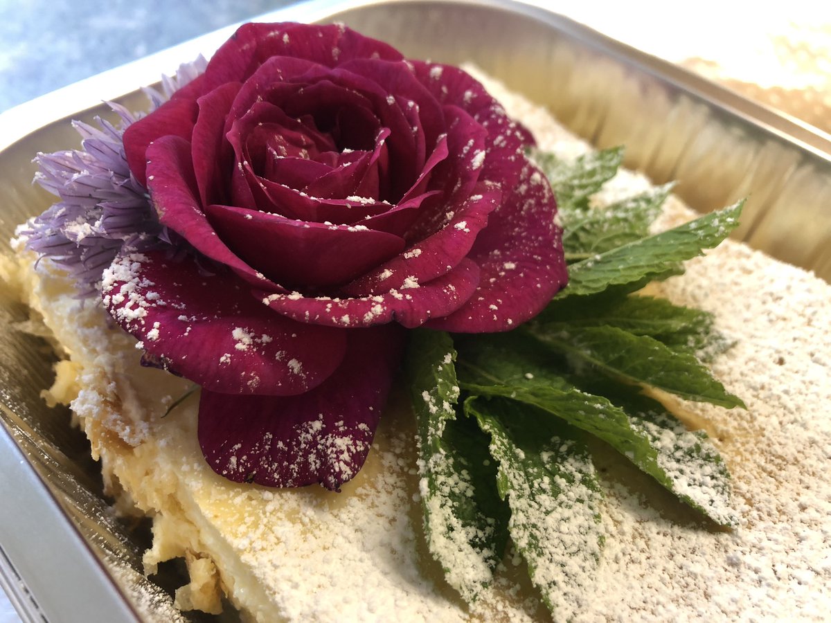 CanutoElena's tweet photo. Millefoglie con fiori! 🍰 🌹 I am having fun in decorating them with my garden flowers!! #madetoorder #roses #millefoglie #order #elenit #gift #freshcream #tetbury #wdyt #fooddelivery #italianfood #elenit #catering  @ Tetbury https://t.co/Uu16woxU0u