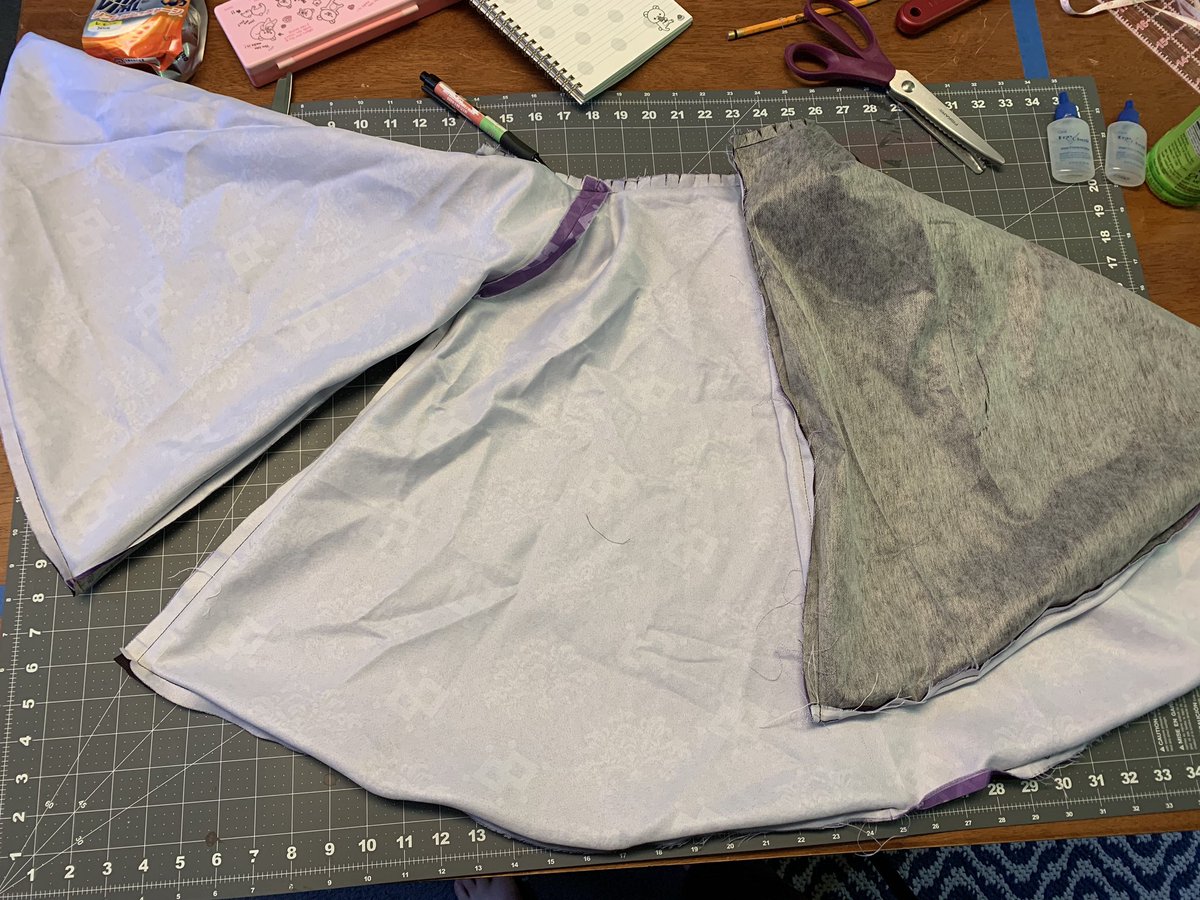 this is what it looks like on the inside- pretty standard construction and exactly what i expected tbh. very happy to see a generous 1/2 inch seam allowance! i need all the fabric i can get since i’m gonna widen this pattern substantially through the shoulder