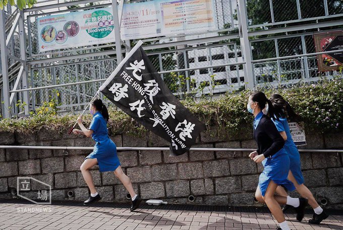 dorianmalovic's tweet image. Les Hongkongais lancent un SOS au monde entier
Manifestations, lacrymogènes, arrestations, contre la #nationalsecuritylaw de #Pekin. « La Chine a trahi les Hongkongais et l’Occident doit cesser de se prosterner devant Pékin. » #ChrisPatten @LaCroix 
bit.ly/2XqDRyt