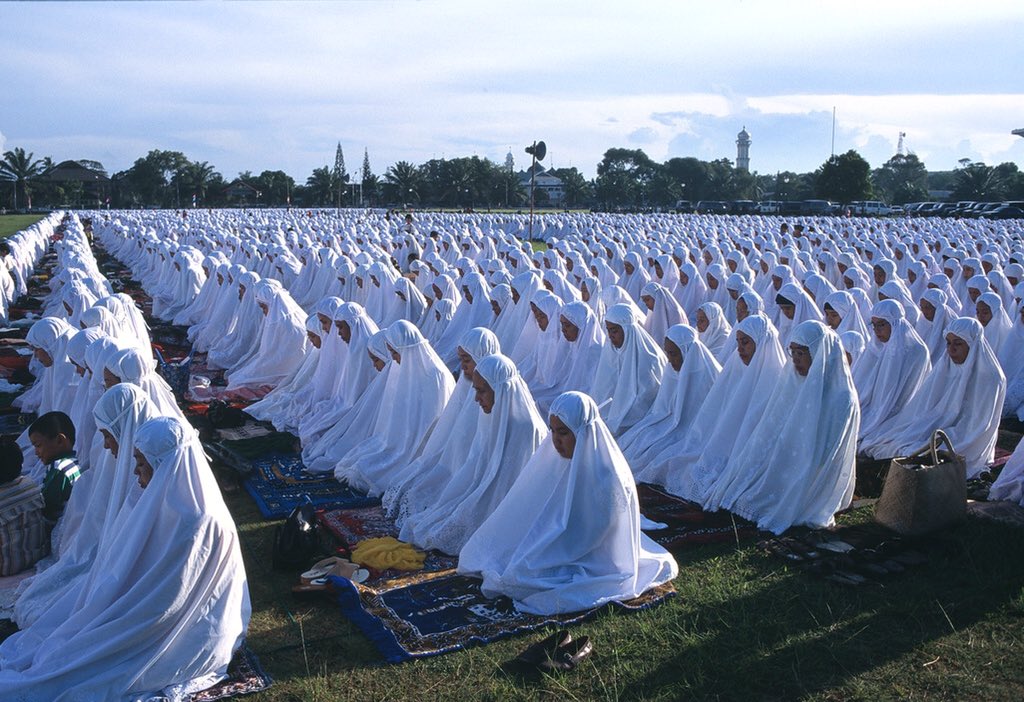 vintagelenses_'s tweet photo. INDONESIA. Banda Aceh. Muslims celebrate the first morning after the end of the Ramadan fasting month. In Blangpadang Square outside the mosque. By Hiroji Kubota (1997) https://t.co/Lus7G49l9B