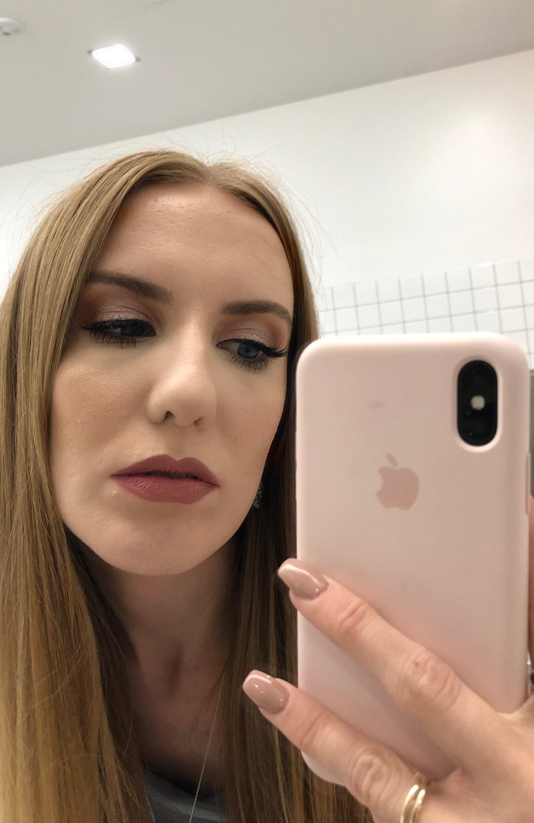 changingwithya's tweet image. any pay pigs looking to treat a girl? hmu in dms😜 #paypiggies #paypigs