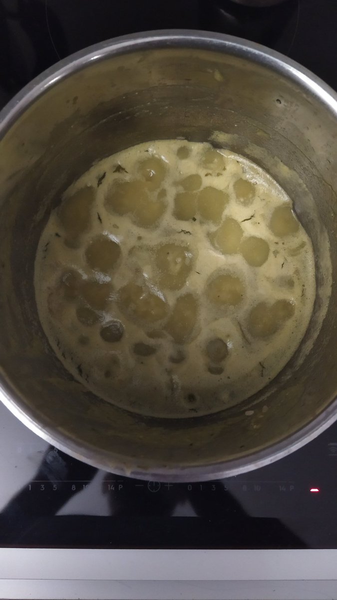 simonetti_res's tweet image. My wife cooking soup got close to a splendid Benard&apos;s cells visualization 😁 #fluidsystem