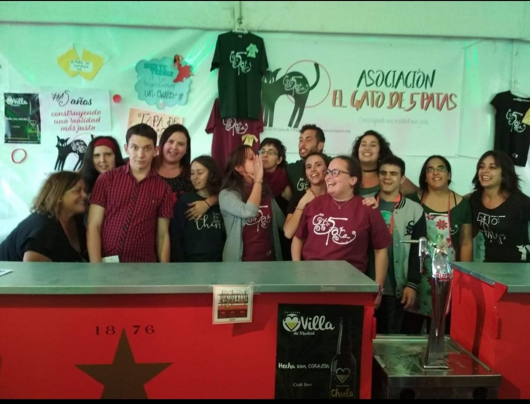 GATUNXS FIESTERXS🎉

#aquihaygatofiestero
#gato5patas

Para terminar la semana y estas fiestas virtuales, Miriam nos envía esta foto de las fiestas de 2018. 📷

¡Muchas gracias por hacer estos días más amenos! 😁

Un abrazo enorme familia gatuna 😻