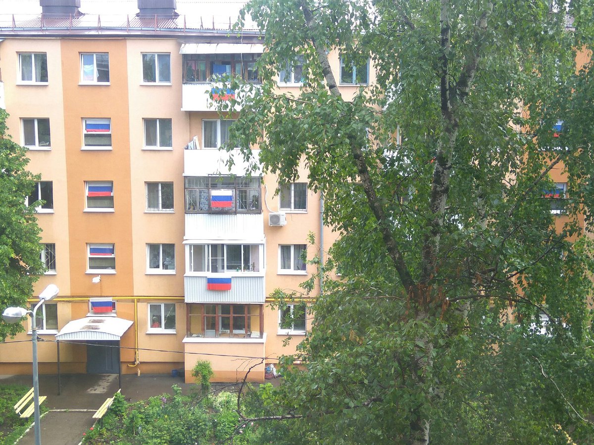 inlikely's tweet photo. @SamMobilePriem @AdmSov @D_Azaroff Вместо реальных дел, администрация Советского района занимается показухой. Увешали один дом в микрорайоне  флагами и никак не нафотографируются,вместо того что бы по дорогам пройтись в своём районе. https://t.co/Z2lrlzjnJU