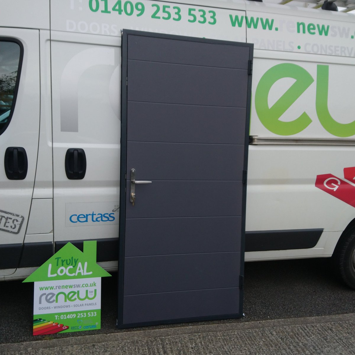 Renewsw's tweet photo. Ex Showroom Display Windows &amp; Doors available!

Perfect option for a small garage window or entrance way at your property.

Door = £300 inc. VAT
Windows = £35 inc. VAT

For full details contact us: info@renewsw.co.uk or 01409 253533 (Collection Only from Holsworthy) https://t.co/XQxGoBLDw8