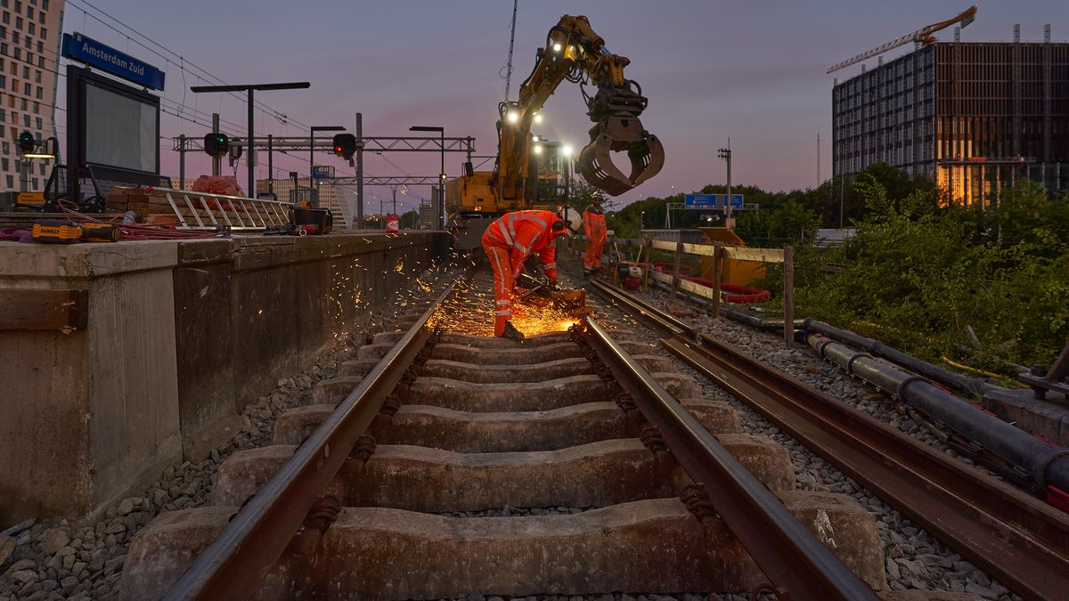 ZuidasAmsterdam's tweet photo. Het is al weer een week geleden dat het bouwcombinatie #ZuidPlus is gelukt om de paalfundering gereed te maken voor twee dakdelen van de Brittenpassage, de extra reizigerstunnel die onder station Amsterdam Zuid komt. Omdat we het stiekem toch een beetje missen... ➡️📸 https://t.co/VFFSYLnee2