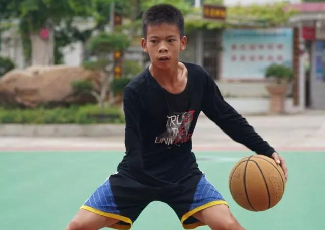 飛揚的袖套，追夢不止的獨臂籃球少年：心，永遠都會是身體里最強壯的部位！