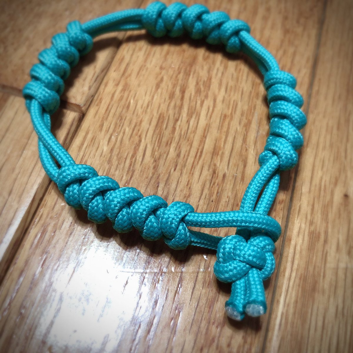 mi3ho10pin4's tweet photo. 応用編
コードは1.8〜2m用意。
同様につくりますが、5回編んだら2cmくらい間を開けまた5回編むを繰り返す。（私は全部で4回にしました）引き締める強さや紐の太さなどで変わります。
手首の長さ分まで編めたら玉結びをしてカット。先端はライターで軽く炙り焼き留めをすればブレスレットの完成 https://t.co/hIlKMmSo7m