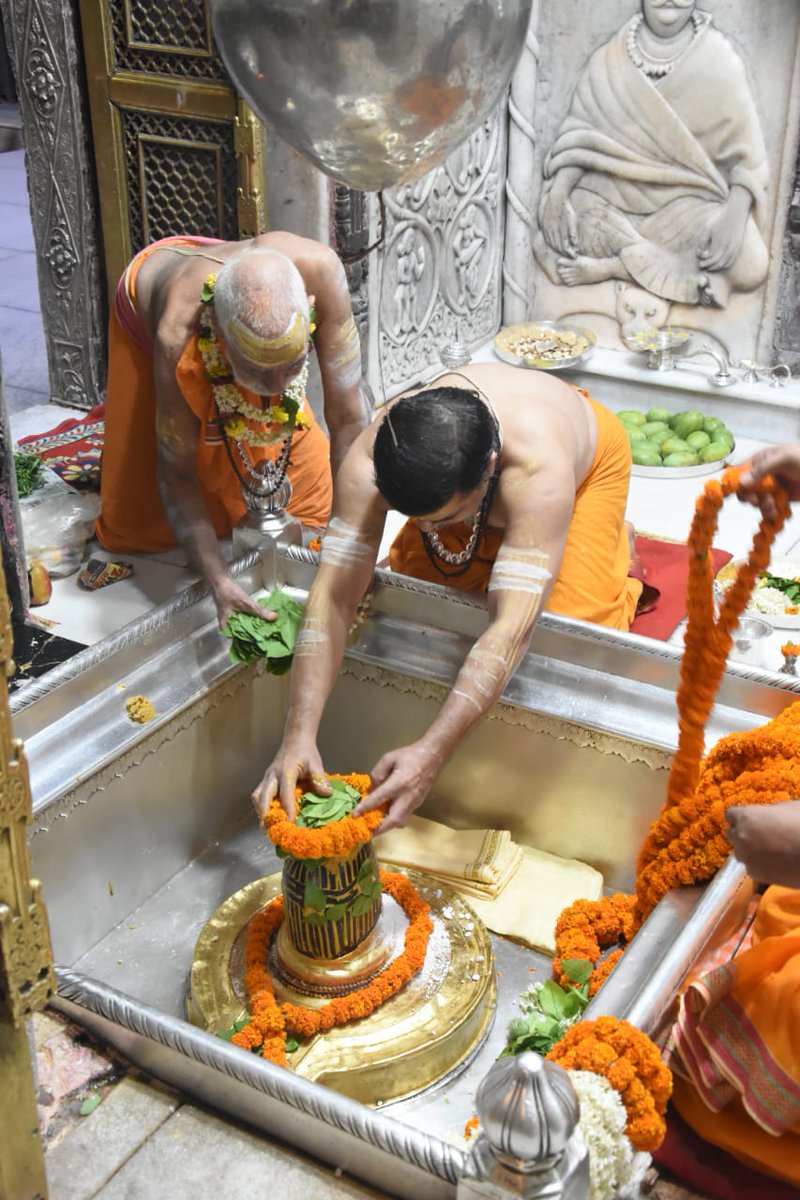 BanarasiAndaz's tweet image. आज दिनांक 08-06-2020 को श्री काशी विश्वनाथ मंदिर में मंगला आरती।

#ShriKashiVishwanath #ManglaAarti #CorridorProject #Varanasi