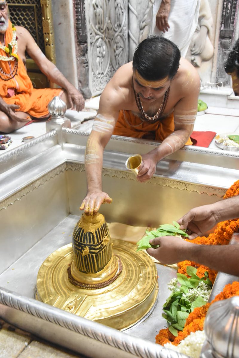 BanarasiAndaz's tweet image. आज दिनांक 08-06-2020 को श्री काशी विश्वनाथ मंदिर में मंगला आरती।

#ShriKashiVishwanath #ManglaAarti #CorridorProject #Varanasi