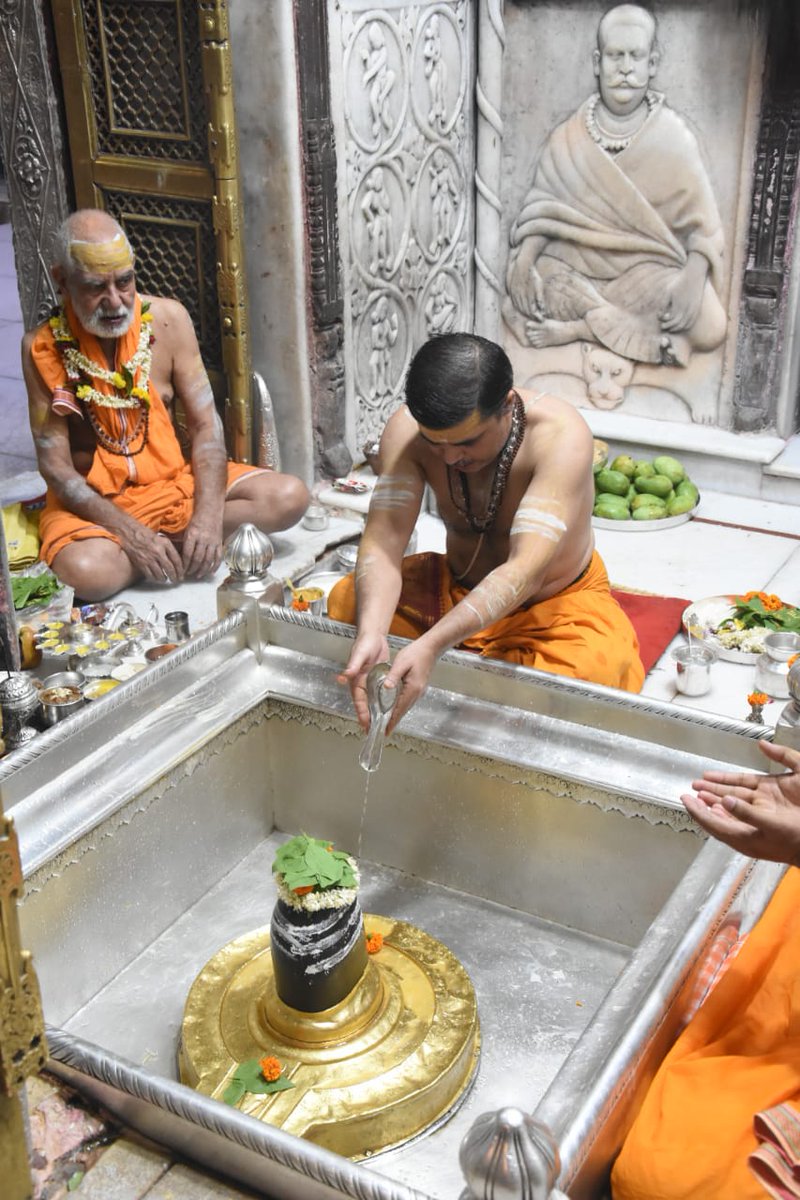 BanarasiAndaz's tweet image. आज दिनांक 08-06-2020 को श्री काशी विश्वनाथ मंदिर में मंगला आरती।

#ShriKashiVishwanath #ManglaAarti #CorridorProject #Varanasi