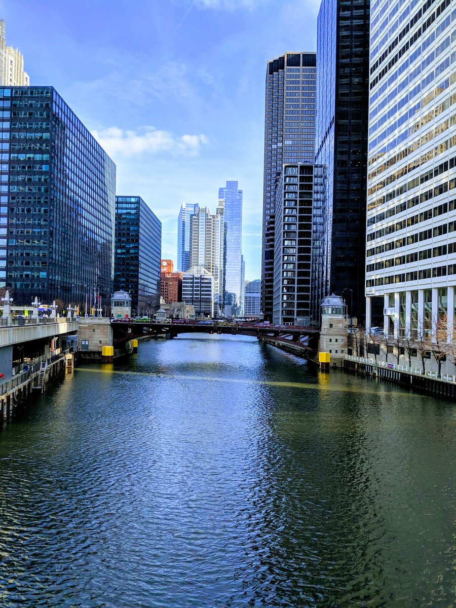 Chicago on a sunny day 🌞
#Chicago #mycity #chicagoan #walkbyriver #chicagoriver #summer2019 #waytowork
