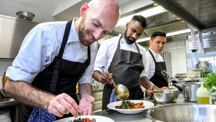 RotesKreuz_CH's tweet photo. Das Restaurant Schützenmatt wurde im Mai 2020 erstmals in den «#GuideBleu /La Suisse Gourmande 2020 | 2021» aufgenommen. Das Restaurant ist Teil eines Integrationsprogramms des Schweizerischen Roten Kreuzes und bietet Flüchtlingen erste Arbeitsplätze.
https://t.co/0rr7pey6Vq https://t.co/rAuJgNik8C