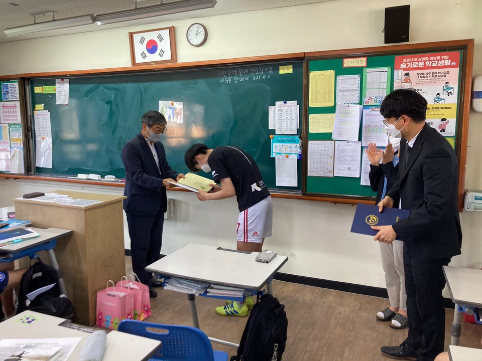 newsbusancom's tweet image. newsbusan.com/news/view.php?… [#뉴스부산] #부산광역시교육청(교육감 김석준)은 #절도범 검거에 결정적으로 기여한 #충렬고등학교 2학년 #장현석 학생에게 6월 8일 교육감 #모범학생 표창장을 수여했다고 8일 밝혔다. 사