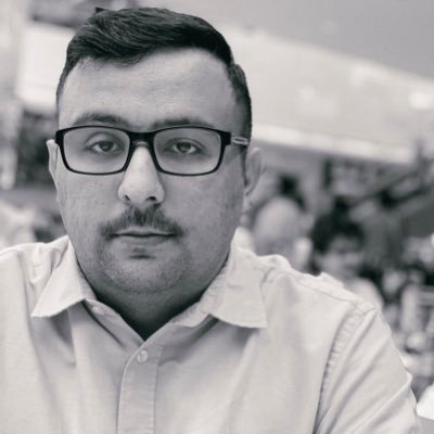 alkhalifa_d's tweet photo. ولهاً إلى عينيك أرنو
واختصار الضوء في عبث ابتسامكِ
قلتِ: لي غنج الكؤوس 
ولي ثمالتها
وغبتِ 
وصار مشهدك المباعد معقر الآمالِ
كانت عينك اليسرى تبوح بسرك النـزقيّ، ترمي في تسارع يومك العاديّ أجنحة اشتهاءٍ.  
......

محمد المغربي ( شاعر من الكويت)

@ibn_hisham https://t.co/Y5kYyYrLMt