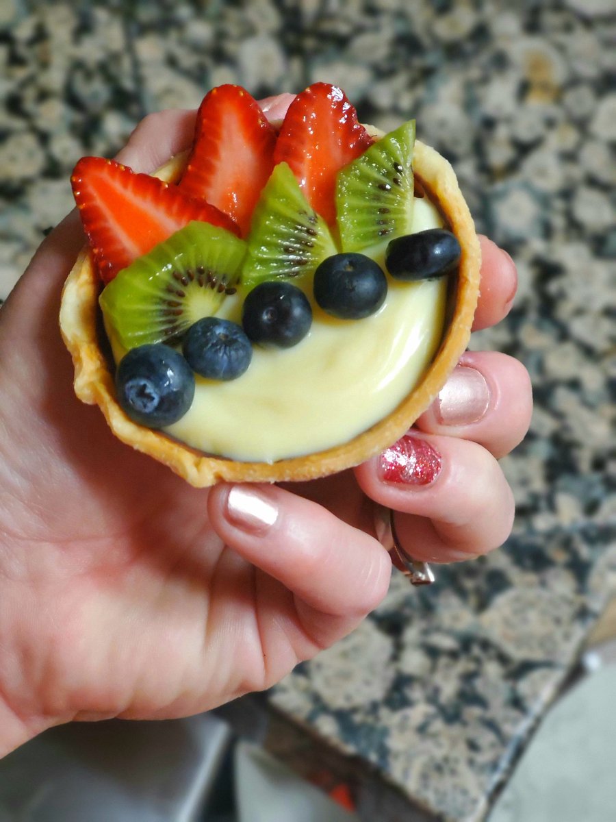 Mitchies13's tweet photo. Bavarian tartlettes with fresh fruit. #blueberries for the win! #littlebluedynamos
#chatterbox #theblueberrymethod @RippleStreetFun https://t.co/6ys7KDARQ2