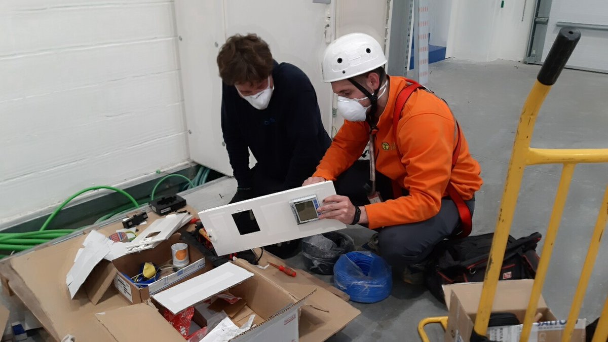 AlbaRenova's tweet photo. ALBA RENOVA realizó durante el confinamiento, la instalación solar fotovoltaica de 300 kW de Autoconsumo sobre la cubierta de la nave Industrial de NODI, empresa de tratamientos y recubrimientos de metales. 
https://t.co/dmeuL0C68b https://t.co/gBnzS2pIOO