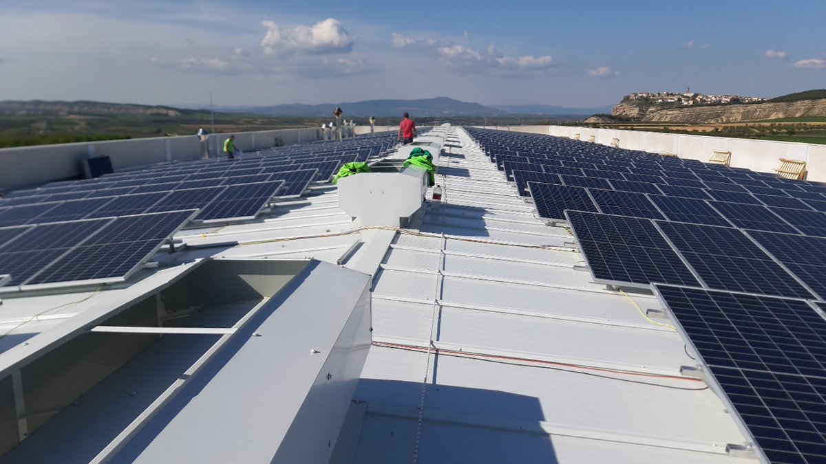 AlbaRenova's tweet photo. ALBA RENOVA realizó durante el confinamiento, la instalación solar fotovoltaica de 300 kW de Autoconsumo sobre la cubierta de la nave Industrial de NODI, empresa de tratamientos y recubrimientos de metales. 
https://t.co/dmeuL0C68b https://t.co/gBnzS2pIOO