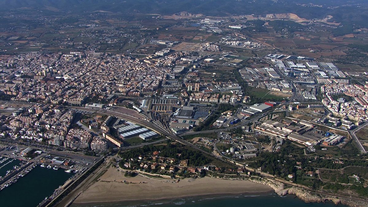 ajuntamentvng's tweet photo. Un cop fetes les consultes amb diversos departaments de la Generalitat se'ns comunica oficialment que, a partir d'avui, el Garraf i Alt Penedès queden integrats al territori de Barcelona i, per tant, en una única mateixa regió sanitària. Això fa que es permeti la plena mobilitat https://t.co/Lgyvu5Z0dZ
