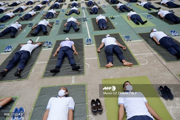 #Coronavirus #COVID19 #Bangladesh 
Police attend a yoga session to boost the immune system in  Dhaka. 
u.afp.com/3Pq3
📷 <a href="/uz_munir/">Munir uz ZAMAN</a> #AFP