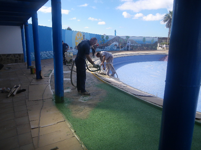 johnson_obra's tweet photo. Se acerca el verano y pronto estaremos disfrutando, es el momento de acondicionar tu piscina y las zonas de tránsito. Con Corcho proyectado PAYMO obtendrás seguridad al evitar resbalones y deterioro. https://t.co/vH3KnH318O