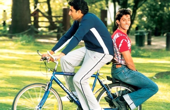 SamyGioia's tweet photo. #MondayMotivation 
Life is like riding a bicycle to keep your balance...you must keep moving!
Unseen for me...Main Prem Ki Diwani Hoon #HrithikRoshan &amp; #AbhishekBachchan 
Hrithik ❤ cycling in real life and on the screen 😍😍🥰🥰
Friends 🤗🤗😘😘 https://t.co/0NQH3mo8tr