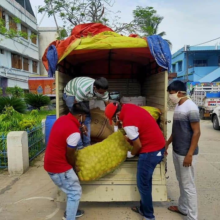 we_dashansh's tweet photo. Our NGO partner Eklavya Foundation &amp; ATKFF jointly handed over the relief material to BDO kakdwip in the Presence of Sundarbans Development Minister Mr. Monturam Pakhira to distribute the items.
Please support. Reach them at: https://t.co/TpdX5okn5K https://t.co/9H2FAcoTsO