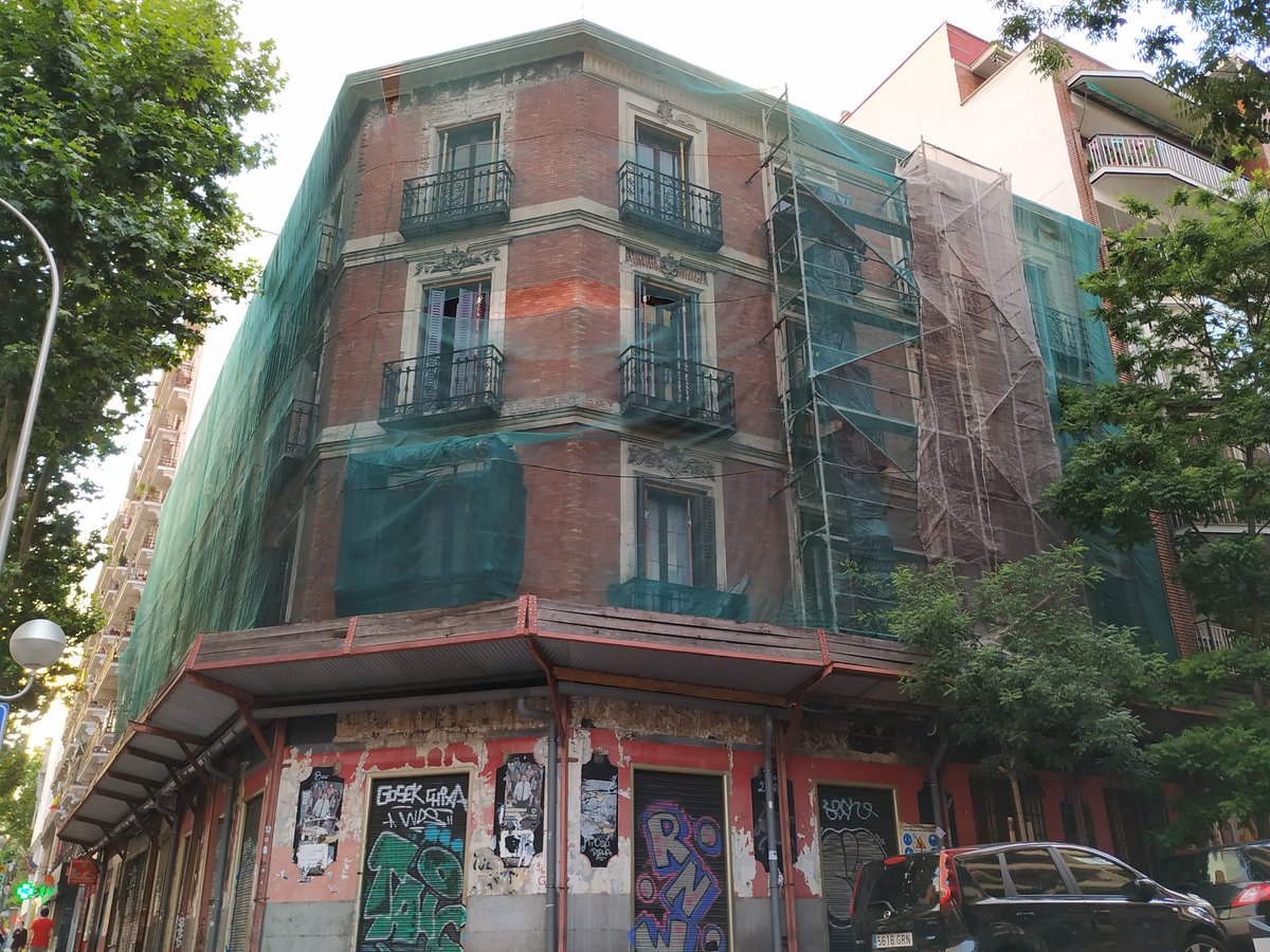 A___Moreno's tweet photo. Este edificio (según Catastro, de 1909) lleva ya años en este estado lamentable.

La @JMDretiro @SantiagoSauraCs @Lineamadrid sabe qué va a ser de él?

Vamos a permitir que se siga destruyendo patrimonio de nuestro distrito?
Tiene más de 100 años!!

Av/Ciudad de Barcelona 33 https://t.co/xtnBSJVTsQ