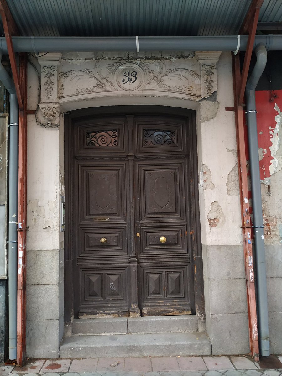 Este edificio (según Catastro, de 1909) lleva ya años en este estado lamentable.

La <a href="/JMDretiro/">Distrito de Retiro</a> @SantiagoSauraCs <a href="/Lineamadrid/">Línea Madrid</a> sabe qué va a ser de él?

Vamos a permitir que se siga destruyendo patrimonio de nuestro distrito?
Tiene más de 100 años!!

Av/Ciudad de Barcelona 33