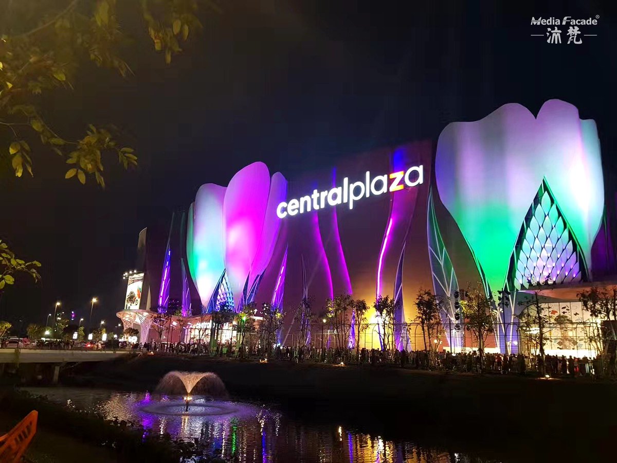 mf_layla's tweet image. MF pixel lights and #wallwashers are installed on the exterior façade of the Central Plaza, Nakhon Ratchasima, Thailand, to make it a very stylish building and attract more people to come.#mediafacade #lightingdesign #buildinglightdecoration #architecturelight  #landscapelight