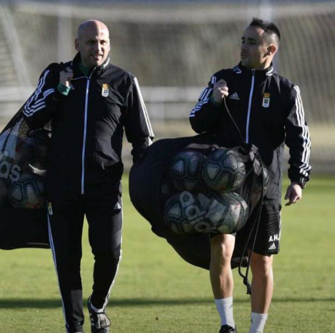 "Pienso que en el fútbol actual, a partir de 2ªB, necesitas un cuerpo técnico con 4 personas a tu lado: preparador físico, 2º entrenador, entrenador de porteros y un analista." Javi Rozada <a href="/JaviR82/">Javi Roza 82</a>.
Entrevista completa en: Formafut.com