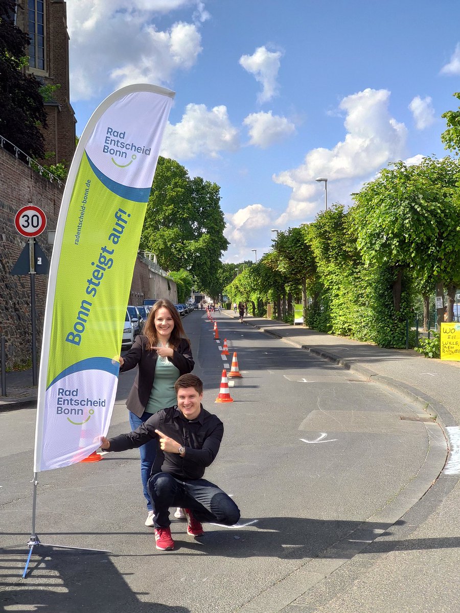 Enrico Liedtke 🕊 (@enricoliedtke) on Twitter photo Gestern war ich mit <a href="/jessi_rosenthal/">Jessica Rosenthal</a> und der <a href="/SPDBonn/">SPD Bonn</a> am #Rhein, um den <a href="/radentscheid_bn/">Radentscheid Bonn</a> zu unterstützen. Wir brauchen endlich mehr & bessere #Radwege in #Bonn, damit wir den Umstieg auf umweltfreundliche Verkehrsmittel schaffen. Zeit für die #Verkehrswende! Jetzt unterschreiben! Gestern war ich mit <a href="/jessi_rosenthal/">Jessica Rosenthal</a> und der <a href="/SPDBonn/">SPD Bonn</a> am #Rhein, um den <a href="/radentscheid_bn/">Radentscheid Bonn</a> zu unterstützen. Wir brauchen endlich mehr & bessere #Radwege in #Bonn, damit wir den Umstieg auf umweltfreundliche Verkehrsmittel schaffen. Zeit für die #Verkehrswende! Jetzt unterschreiben!