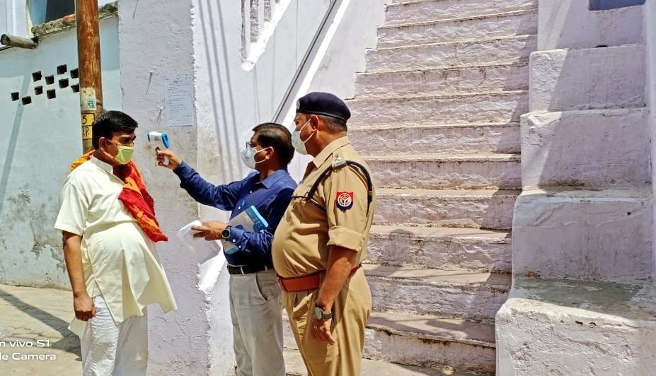 Etahpolice's tweet image. एटा ~ शासन द्वारा दिनांक 08.06.2020 से धर्मस्थलों को खोलने के जारी किए गए निर्देशों के क्रम में डीएम तथा एसएसपी एटा ने शहर के सभी मुख्य धर्मस्थलों का किया निरीक्षण, सभी धार्मिक गुरुओं को सोशल डिस्टेंसिंग का पालन कराने के दिए निर्देश, मास्क तथा थर्मल स्केनर किए वितरित।
#UnLockOne