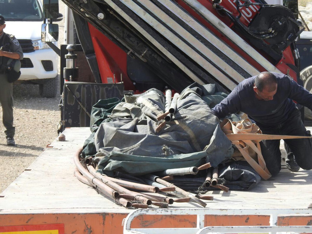 InsiemeATuwani's tweet photo. #UPDATE: L'esercito israeliano ha appena #demolito 3 tende palestinesi nel villaggio di Birin, nelle colline a sud di Hebron. I militari hanno inoltre confiscato materiale per costruzione.
(Foto: AfHR) #diritti_umani #Palestina #demolizioni #Area_C https://t.co/7LunFgtQLh